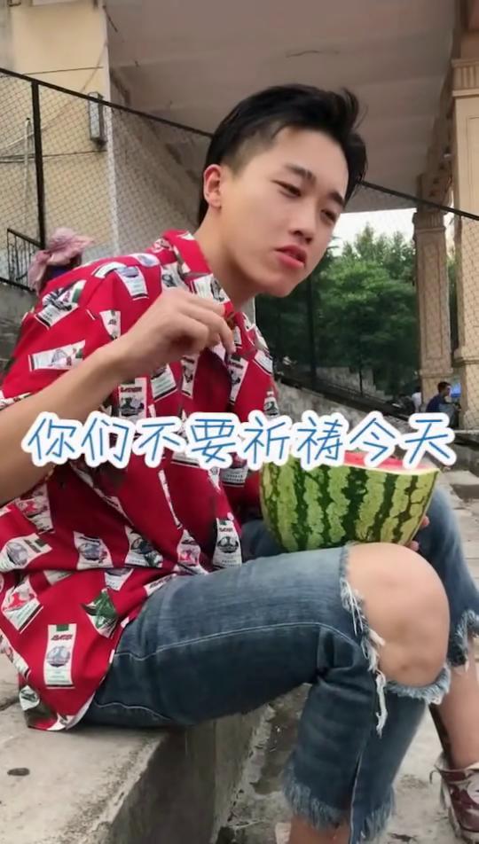 操场情侣吃瓜,校园爱情的甜蜜与争议